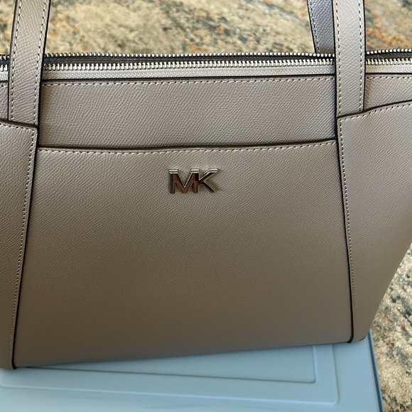 Michael Kors gray Maddie shoulder bag measures 11 x 13 x 4 1/2 - Picture 2 of 10